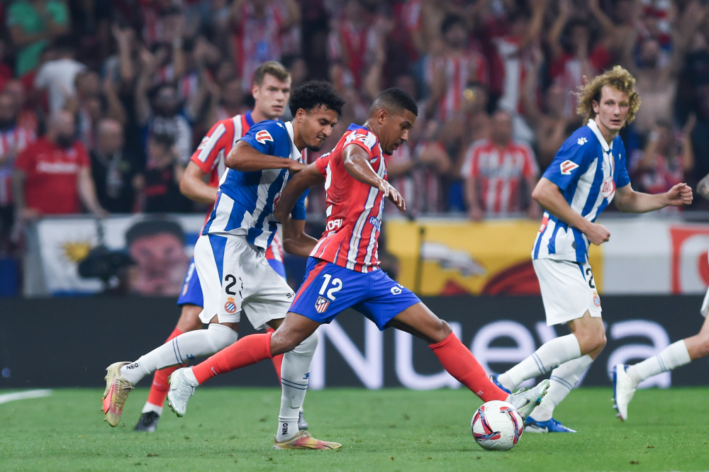 比赛中阿尔特塔挡在了波罗发界外球的路线上，双方爆发冲突