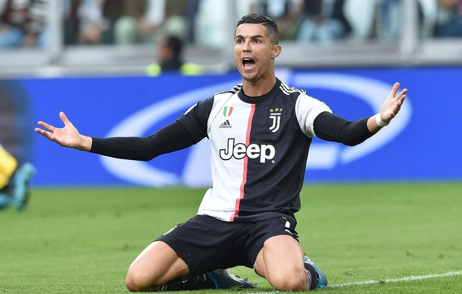 亚泰为客场全勤球迷颁发纪念证书，谭龙、徐浩峰等人参与颁奖