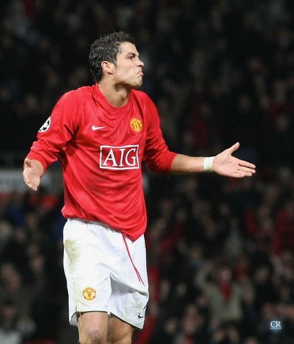 埃泽英格兰队生涯前3进球均为替补打进，为凯恩后第二人