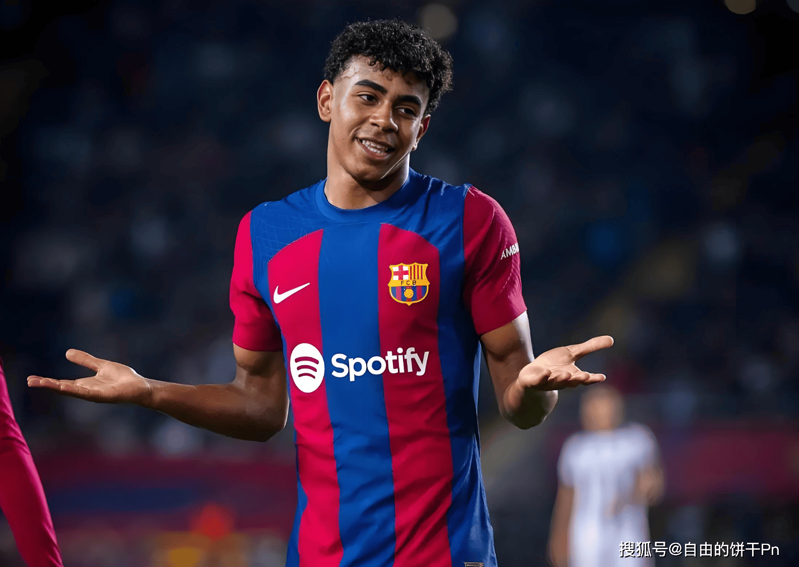 足坛一夜动态：AC米兰大逆转登顶意甲第1，B费创纪录曼联复仇狼队