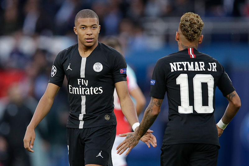 豪宅风波后，全红婵带伤赴新疆滑雪，再次陷入争议，樊振东说对了