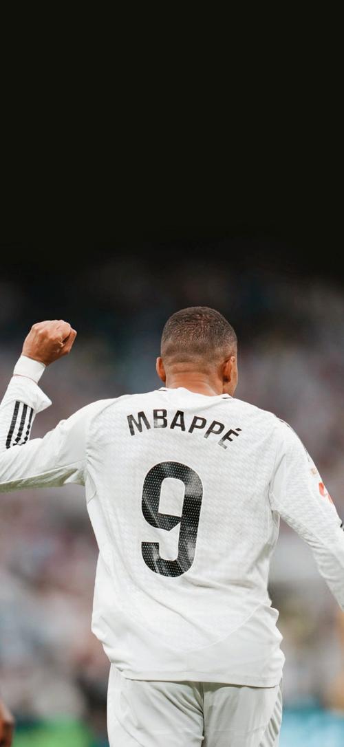 甘超对阿奇姆彭做闭嘴手势，钟义浩扳平比分后做同样手势回击