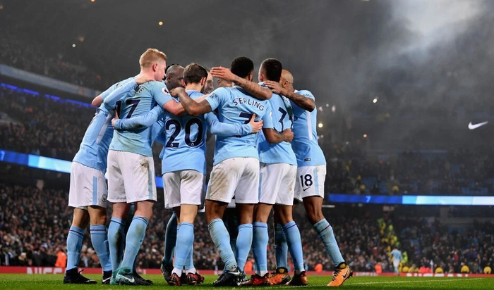 冠军捧杯时刻！这张合影里，有国乒三连冠的荣光，更有竞技体育的热血与温情！